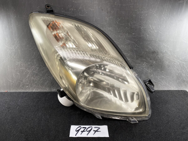 TOYOTA VITZ YARIS P90 P95 Genuine HID Headlight 52-183 Right Side x1