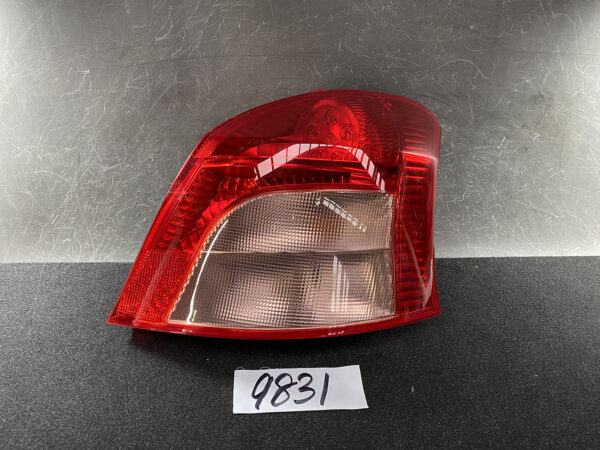 TOYOTA VITZ YARIS P90 P95 Taillight  KOITO 52-142  Right Side x1