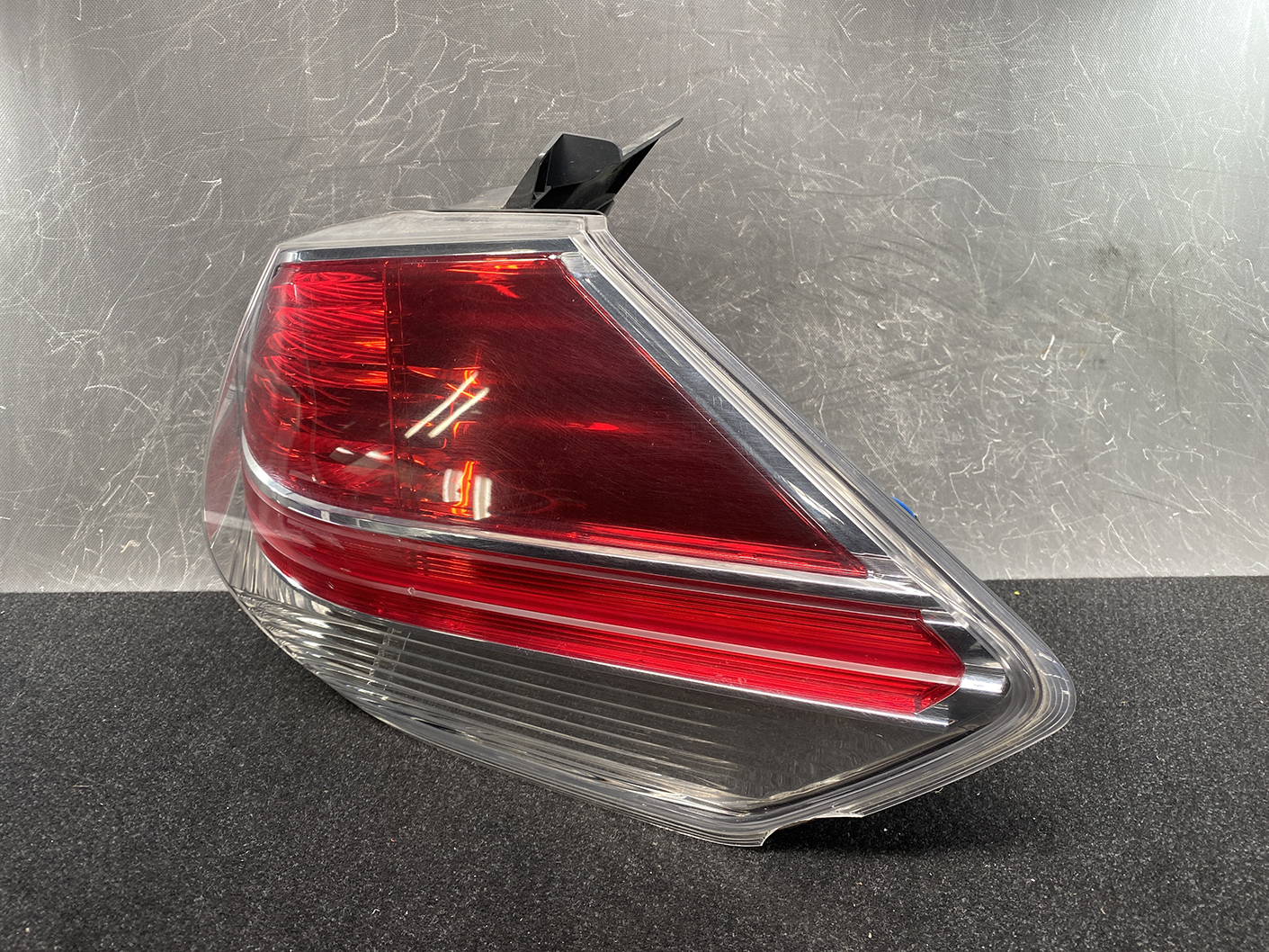 NISSAN X-TRAIL XTRAIL T32 Genuine Taillight 220-17939 Right Side x1 - Image 3