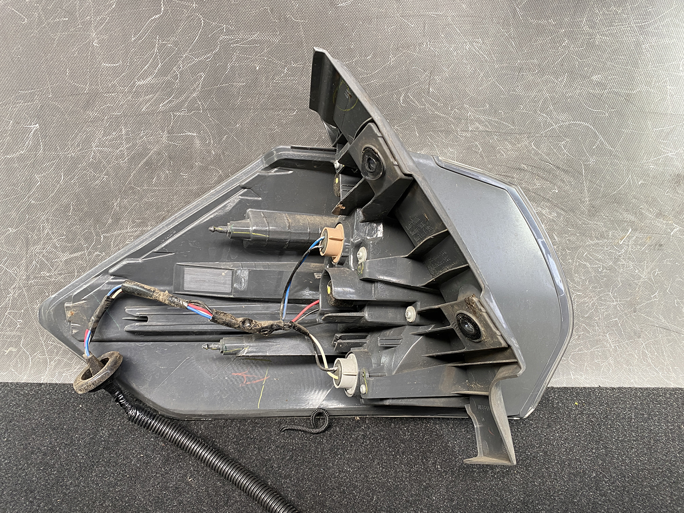 NISSAN X-TRAIL XTRAIL T32 Genuine Taillight 220-17939 Right Side x1 - Image 4