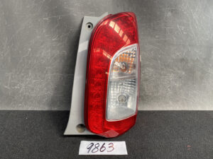 TOYOTA PASSO KGC30 Genuine Taillight 220-51397 Right Side x1