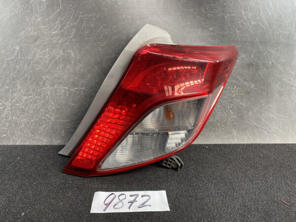TOYOTA VITZ YARIS  P130 P135 Genuine Taillight 52-228 Right Side x1
