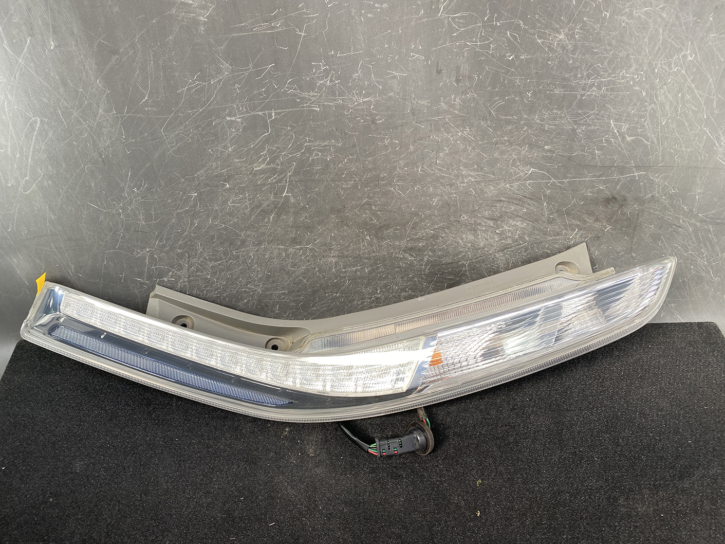 NISSAN LEAF AZE0 Genuine Taillight D115 Left Side x1 *DAMAGED* - Image 3