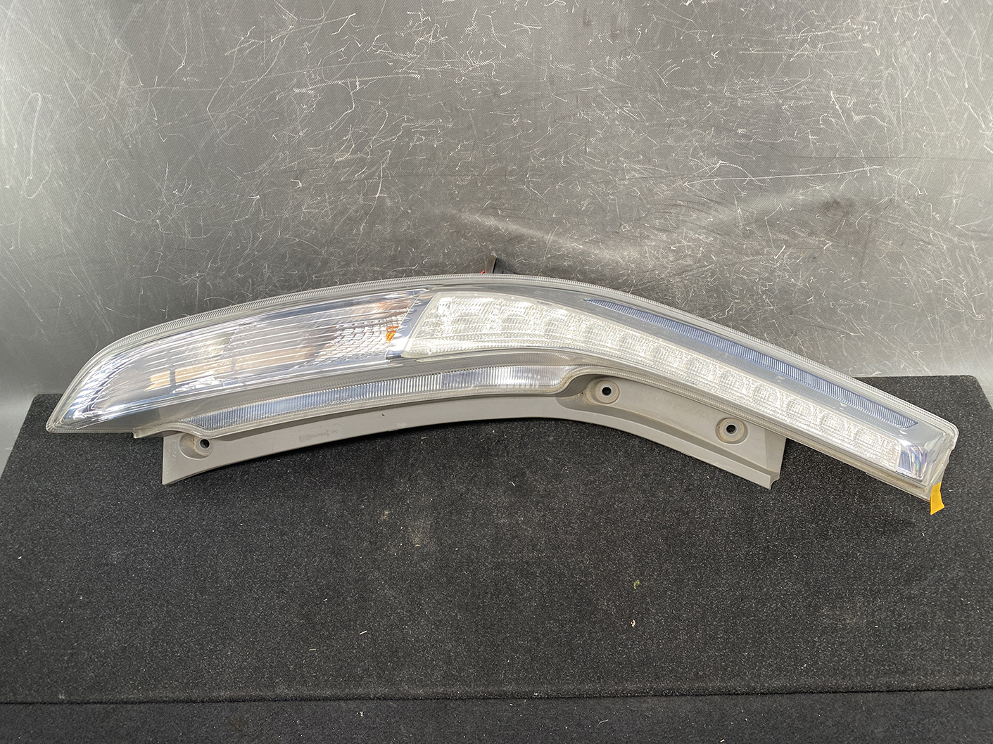 NISSAN LEAF AZE0 Genuine Taillight D115 Left Side x1 *DAMAGED* - Image 2