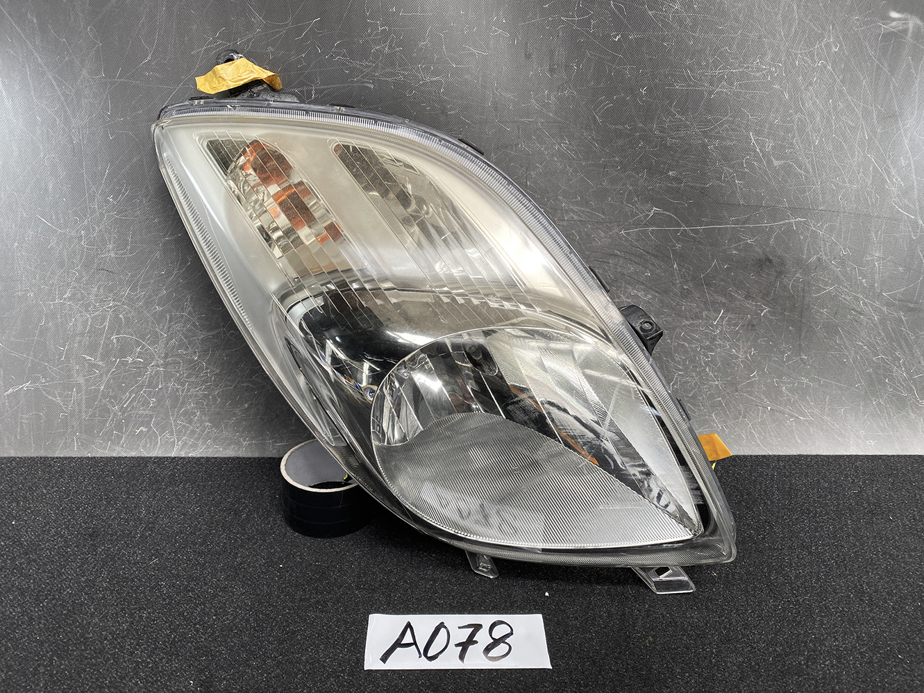 TOYOTA VITZ SCP90 Headlight  ICHIKOH 52-169 Right Side x1 *DAMAGED*