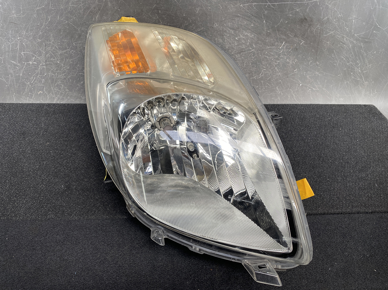 TOYOTA VITZ SCP90 Headlight  ICHIKOH 52-169 Right Side x1 *DAMAGED* - Image 2