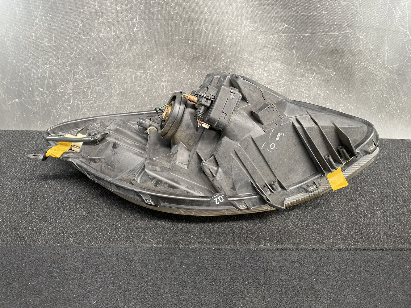 TOYOTA VITZ SCP90 Headlight  ICHIKOH 52-169 Right Side x1 *DAMAGED* - Image 4