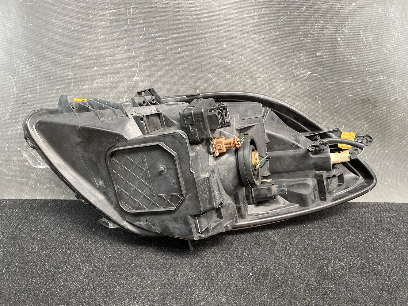 TOYOTA VITZ SCP90 Headlight  ICHIKOH 52-169 Right Side x1 *DAMAGED* - Image 6