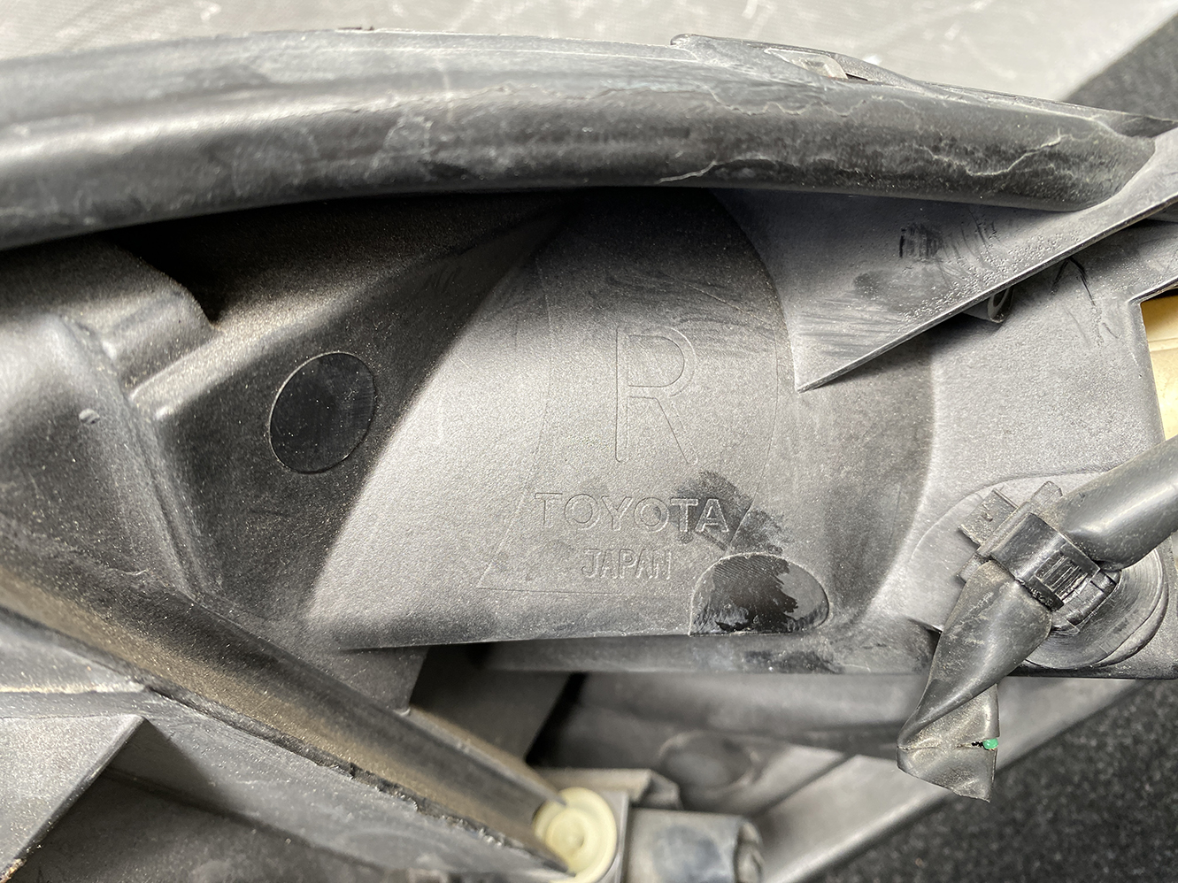 TOYOTA VITZ SCP90 Headlight  ICHIKOH 52-169 Right Side x1 *DAMAGED* - Image 7