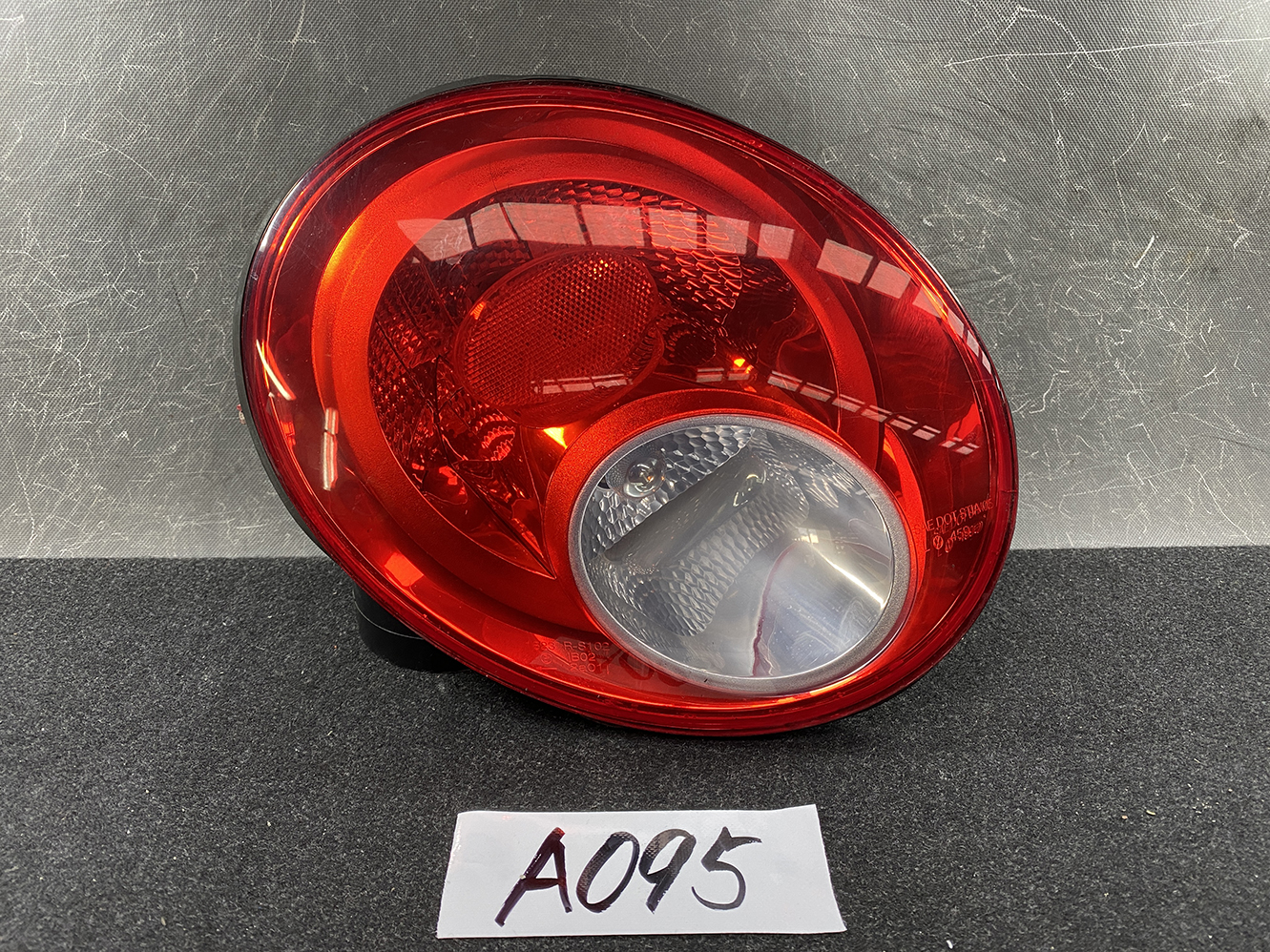 VW VOLKSWAGEN NEW BEETLE Genuine Taillight 1C0945095L Left Side x1