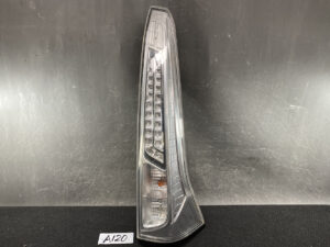 NISSAN SERENA  SUZUKI LANDY C26 Taillight KOITO 220-23438 Right Side x1 *DAMAGED*