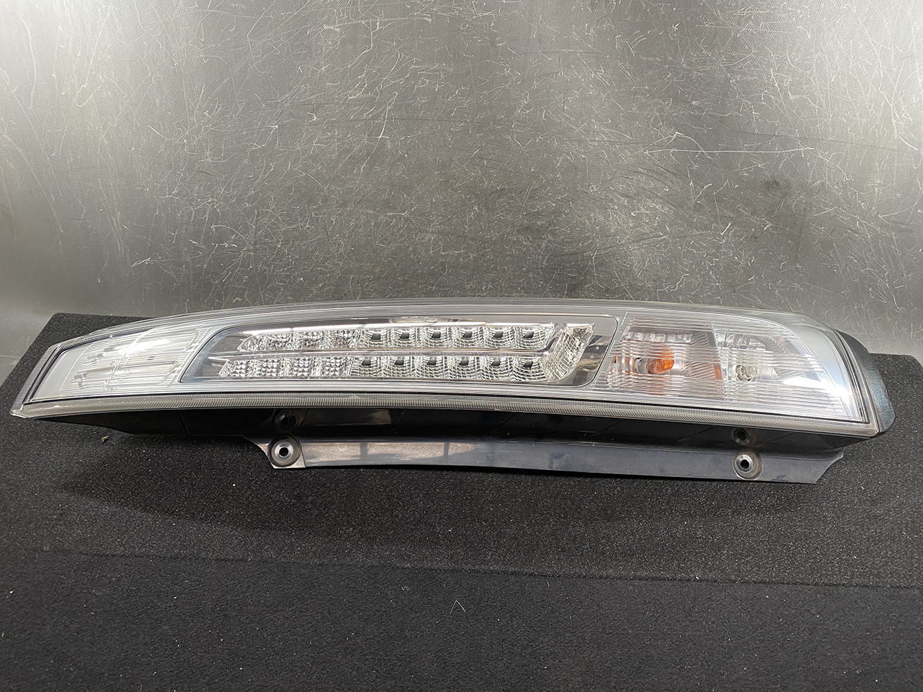 NISSAN SERENA SUZUKI LANDY C26 Taillight KOITO 220-23438 Right Side x1 *DAMAGED* - Image 3