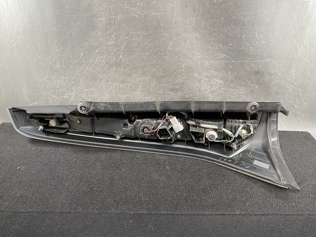 NISSAN SERENA SUZUKI LANDY C26 Taillight KOITO 220-23438 Right Side x1 *DAMAGED* - Image 4