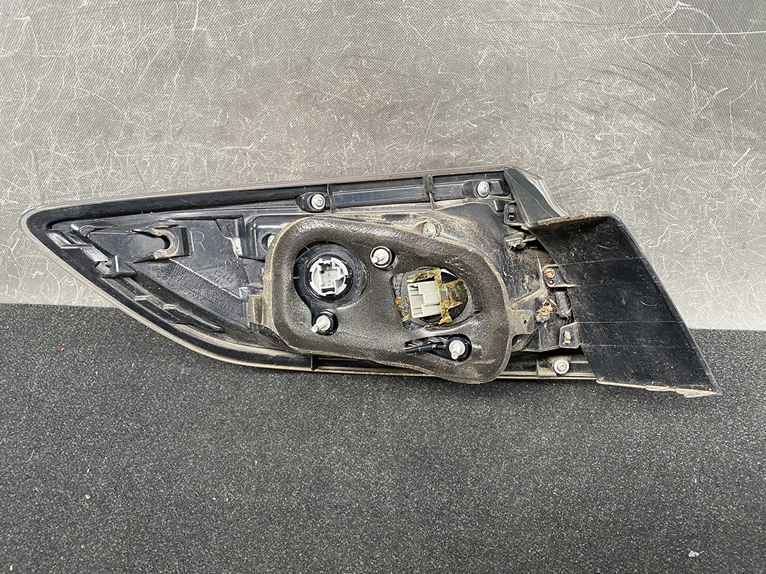 MAZDA AXELA SPORT BL Genuine Taillight STANLEY P8240 RIGHT SIDE x1 - Image 4