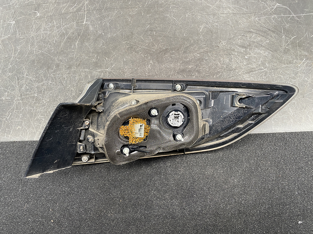 MAZDA AXELA SPORT BL Genuine Taillight P8240 LEFT SIDE x1 - Image 4