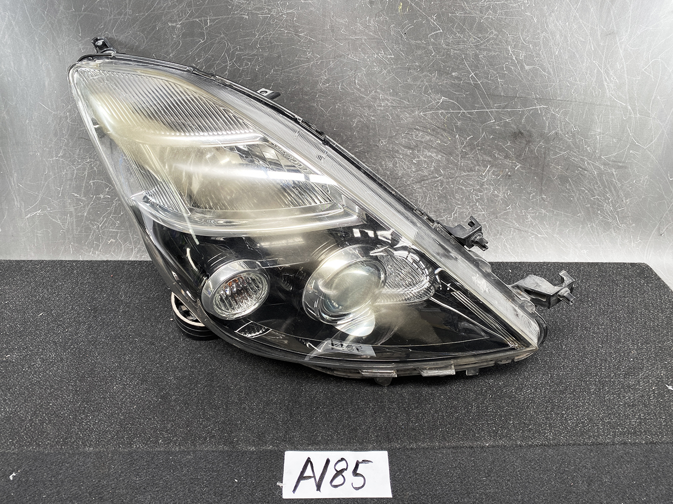 TOYOTA ISIS ANM10 ZGM10 HID Headlight KOITO 44-72 Right Side x1