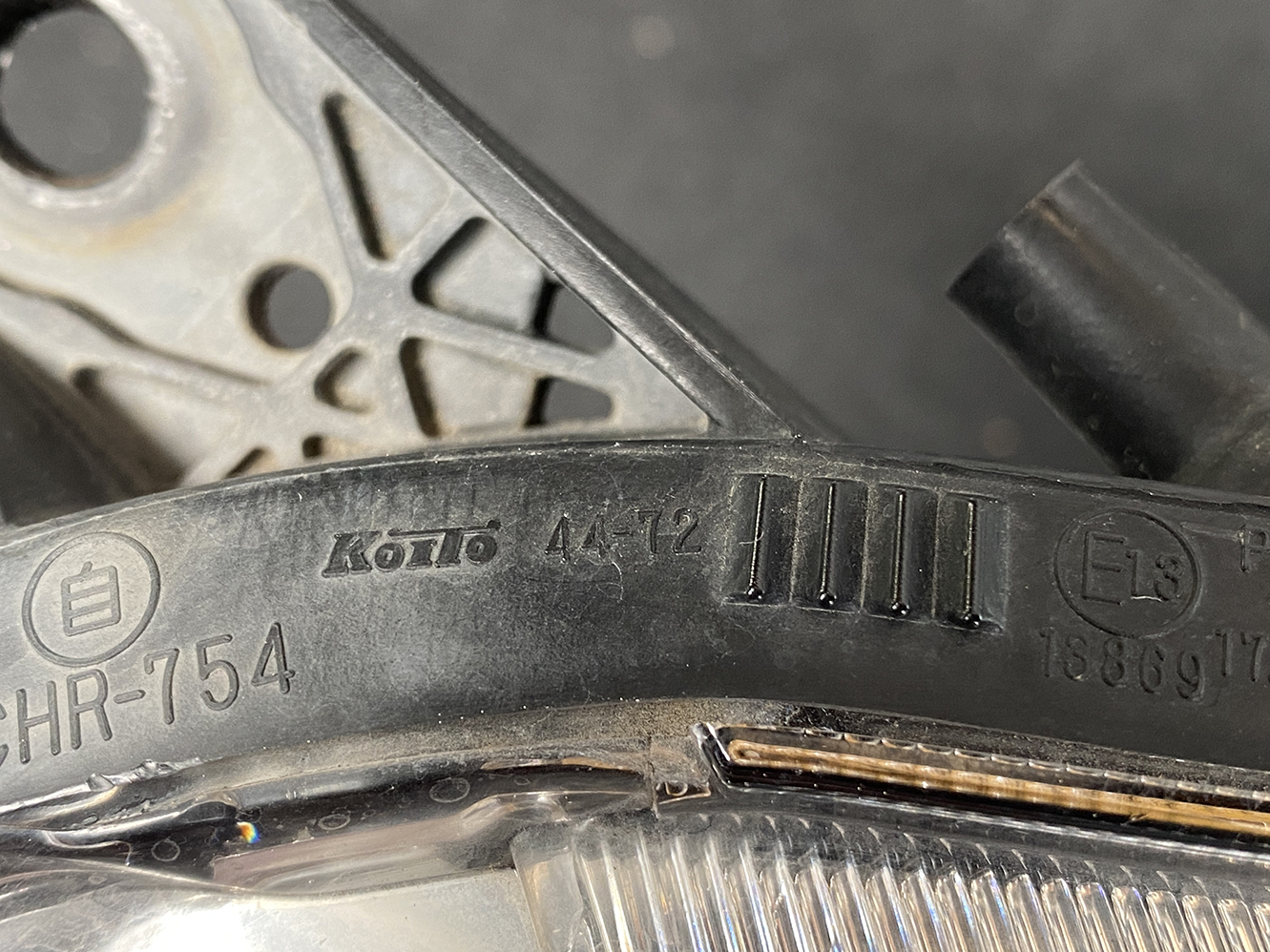 TOYOTA ISIS ANM10 ZGM10 HID Headlight KOITO 44-72 Right Side x1 - Image 8