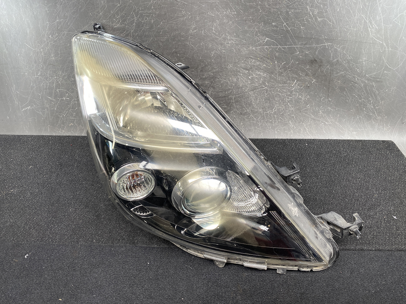 TOYOTA ISIS ANM10 ZGM10 HID Headlight KOITO 44-72 Right Side x1 - Image 2