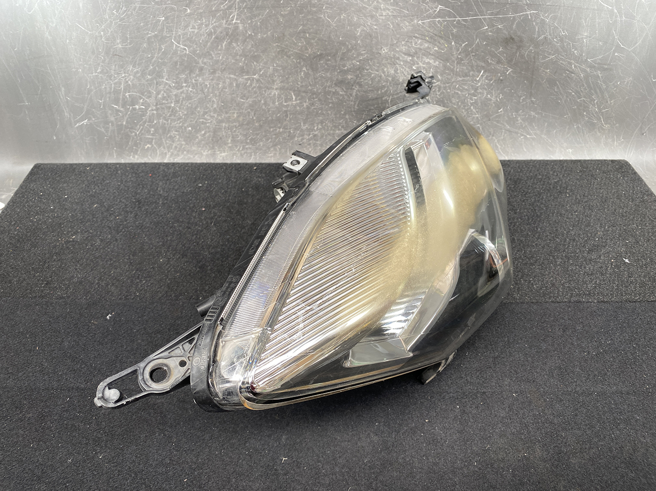 TOYOTA ISIS ANM10 ZGM10 HID Headlight KOITO 44-72 Right Side x1 - Image 3