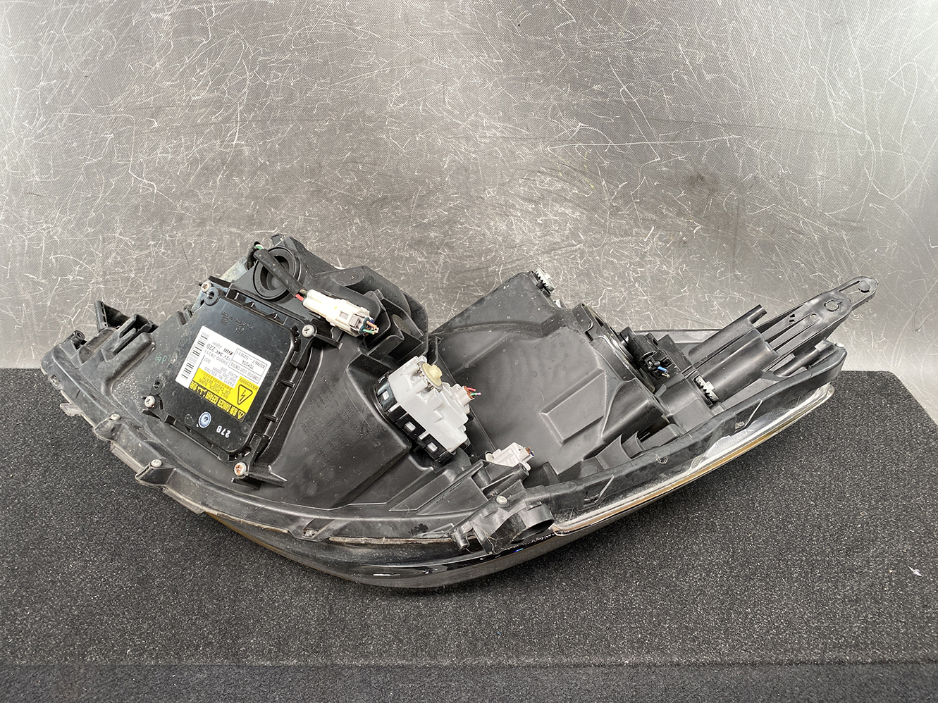 TOYOTA ISIS ANM10 ZGM10 HID Headlight KOITO 44-72 Right Side x1 - Image 5