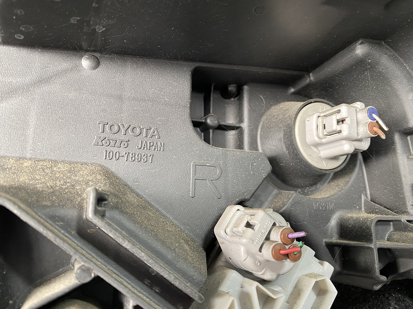 TOYOTA ISIS ANM10 ZGM10 HID Headlight KOITO 44-72 Right Side x1 - Image 7