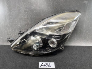TOYOTA ISIS ANM10 ZGM10 HID Headlight KOITO 44-72 Left Side x1
