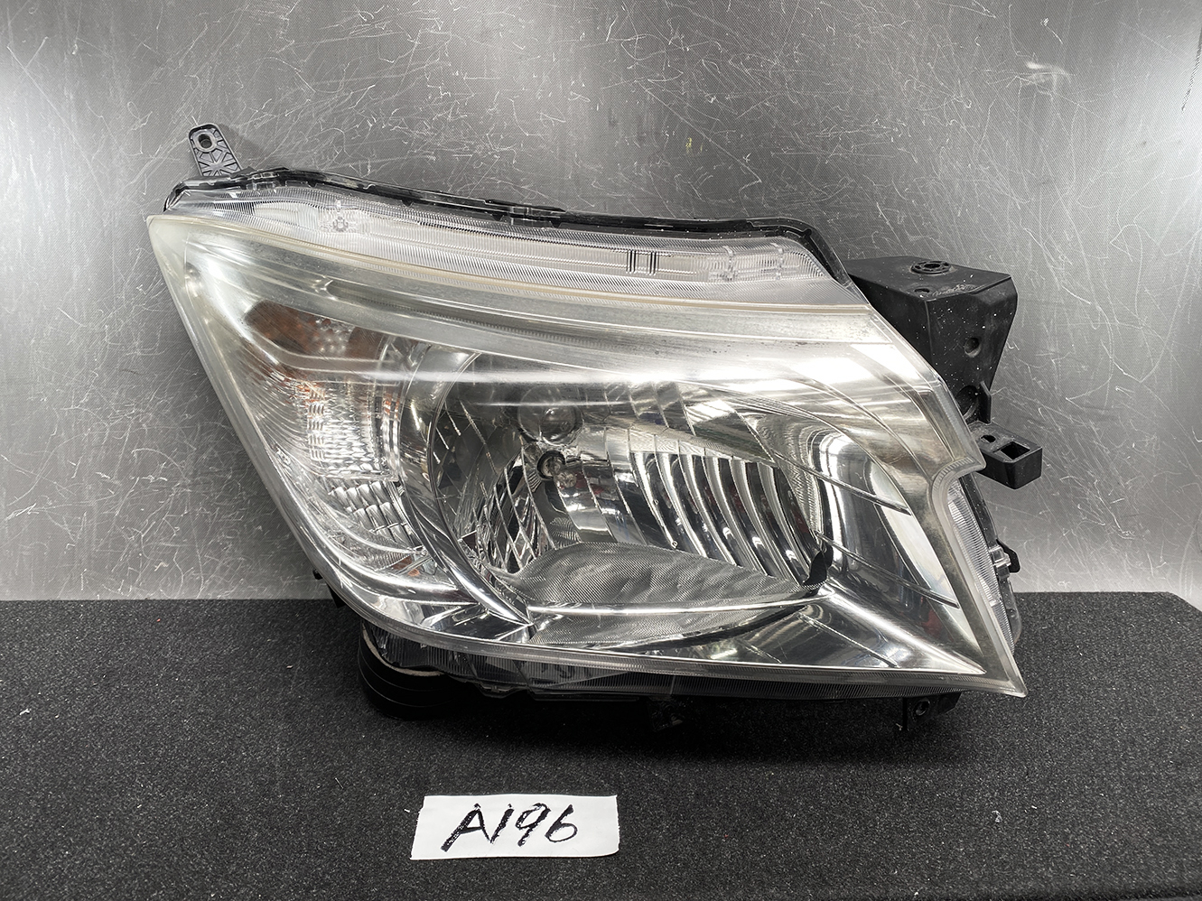 SUZUKI SOLIO MITSUBISHI DELICA D2 Headlight 100-59331 Right Side x1