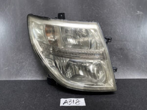 NISSAN ELGRAND E51  HID Headlight KOITO 100-24854 Right Side x1