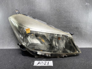 TOYOTA VITZ Yaris NSP130 KSP130 NHP130 Headlight KOITO 52-233 Right Side x1