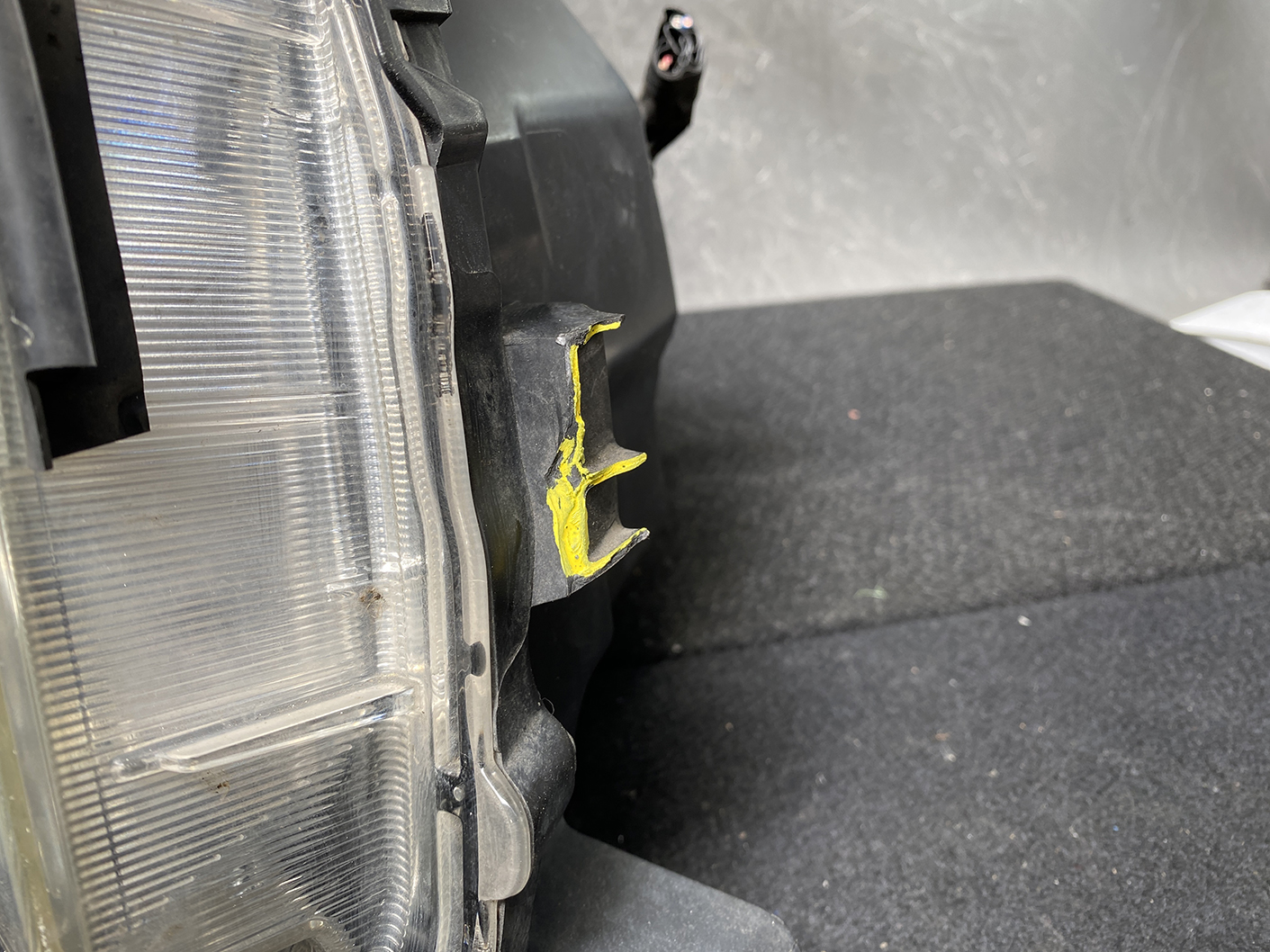 TOYOTA VOXY NOAH ZRR70 ZRR75 Headlight 28-226 Right Side x1 *DAMAGED* - Image 9