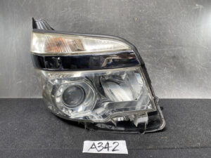 TOYOTA VOXY NOAH ZRR70 ZRR75 Headlight 28-226 Right Side x1 *DAMAGED*