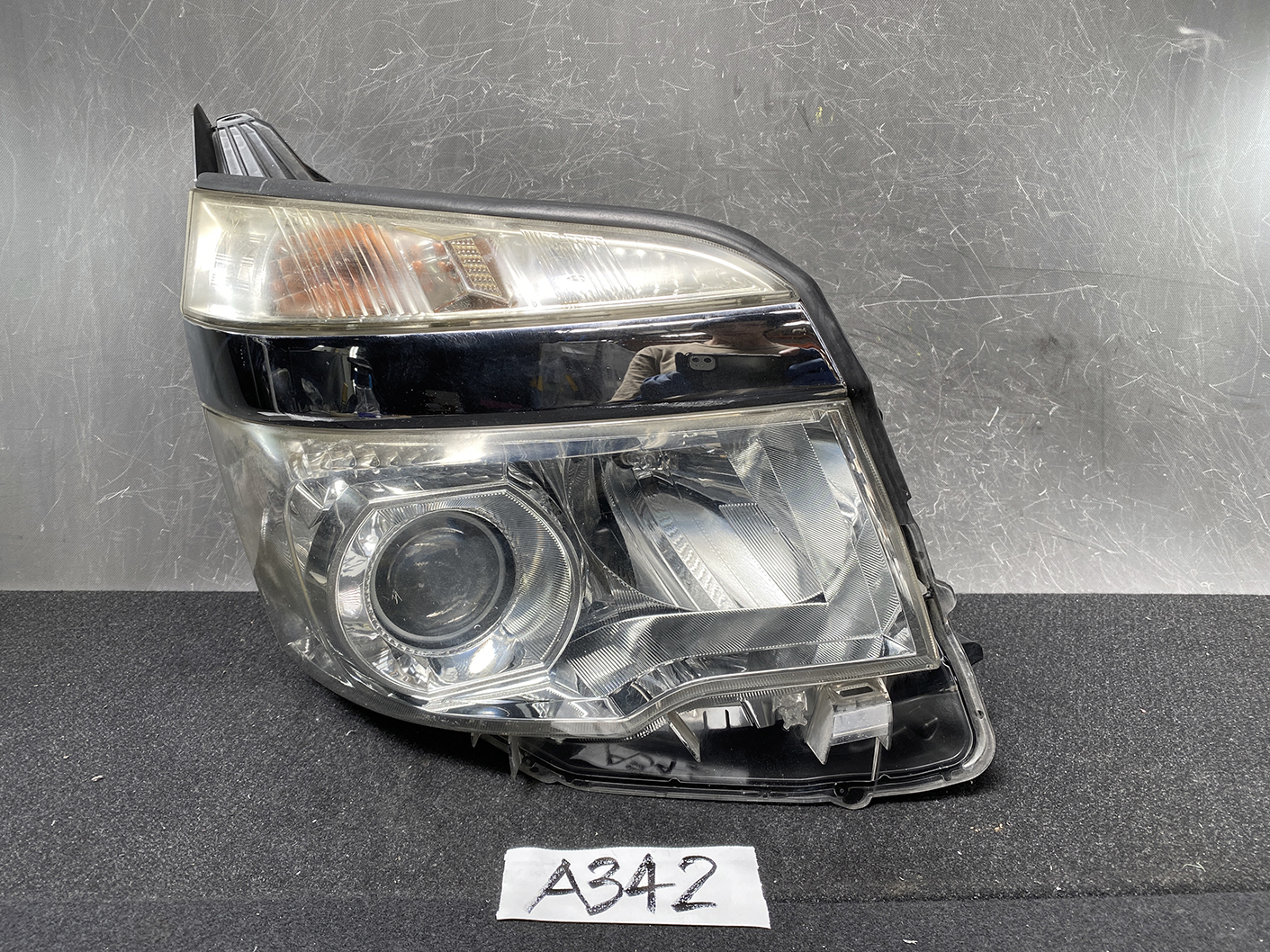TOYOTA VOXY NOAH ZRR70 ZRR75 Headlight 28-226 Right Side x1 *DAMAGED*