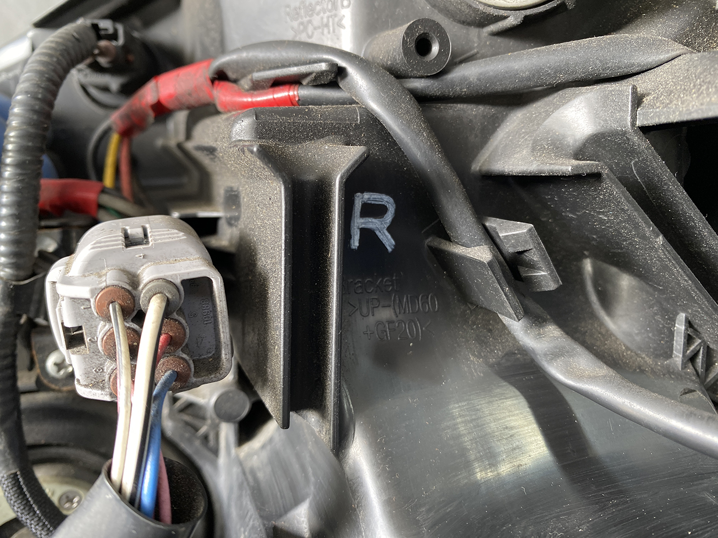 TOYOTA VOXY NOAH ZRR70 ZRR75 Headlight 28-226 Right Side x1 *DAMAGED* - Image 8