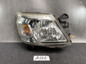 NISSAN URVAN NV350 ISUZU COMO E26 Genuine Headlight H021 Right Side x1