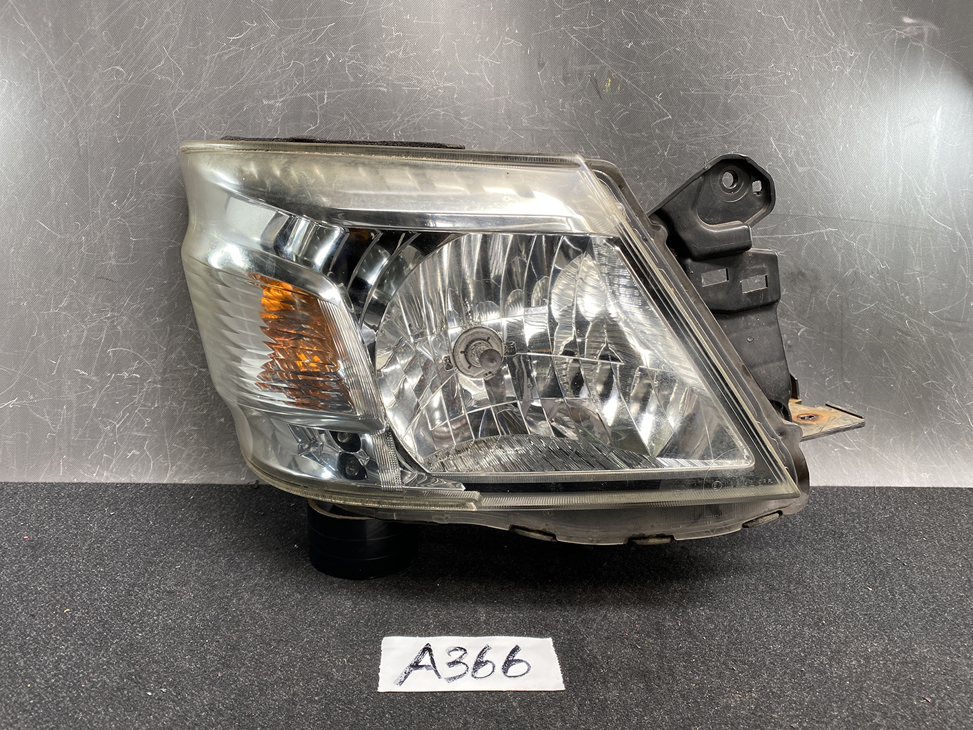 NISSAN URVAN NV350 ISUZU COMO E26 Genuine Headlight H021 Right Side x1