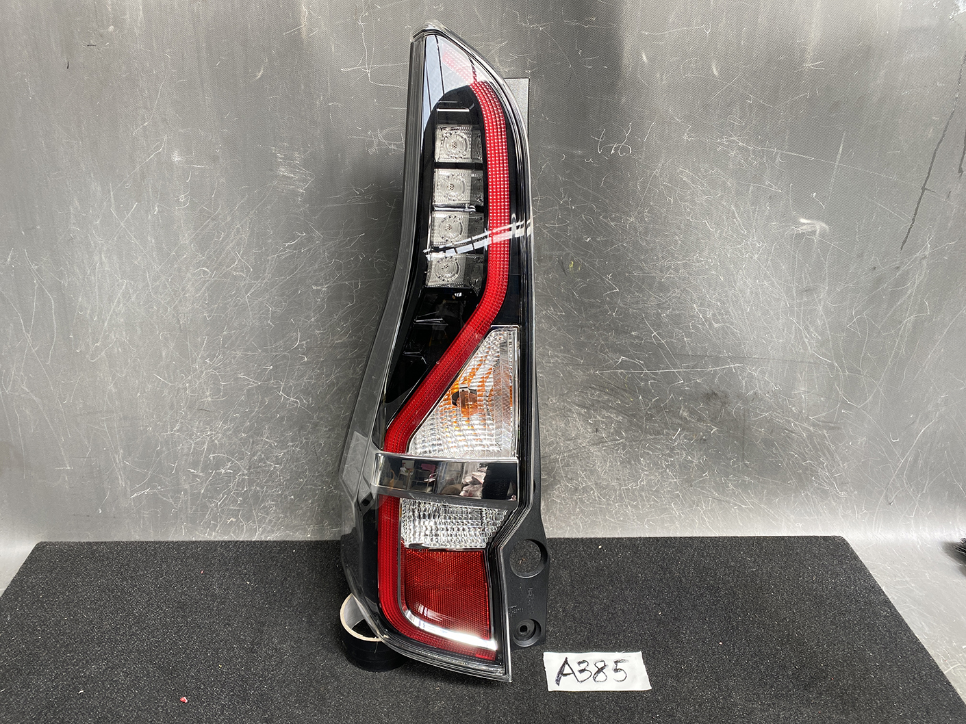 NISSAN SERENA SUZUKI LANDY C27 Taillight 220-23786 Left Side x1
