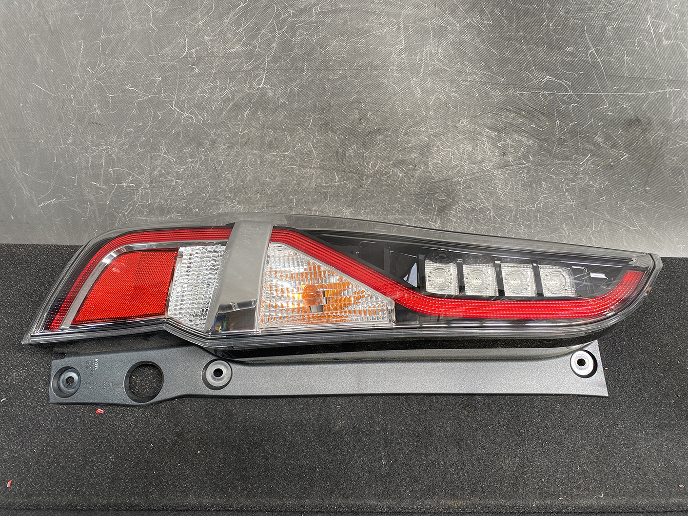 NISSAN SERENA SUZUKI LANDY C27 Taillight 220-23786 Left Side x1 - Image 3