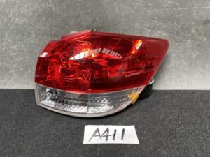 TOYOTA WISH ZGE20 Taillight ICHIKOH 68-17 Right Side x1*DAMAGED*