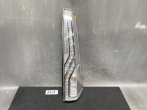NISSAN SERENA C26 SUZUKI LANDY Taillight 220-23682 Right Side x1 *DAMAGED*