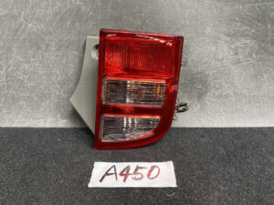 TOYOTA ISIS ANM10 ZNM10 ANM15 Taillight  44-64 Right Side x1