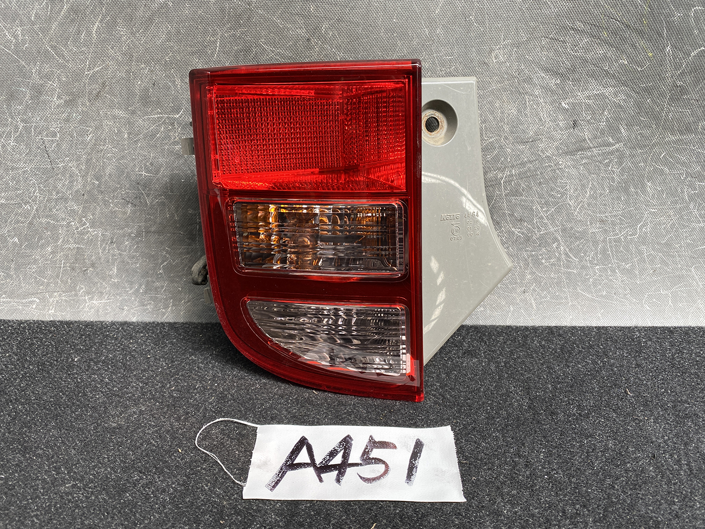 TOYOTA ISIS ANM10 ZNM10 ANM15 Taillight KOITO 44-64 Left Side x1