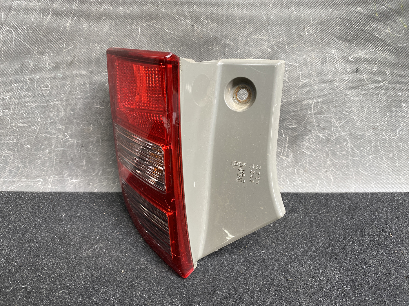 TOYOTA ISIS ANM10 ZNM10 ANM15 Taillight KOITO 44-64 Left Side x1 - Image 2