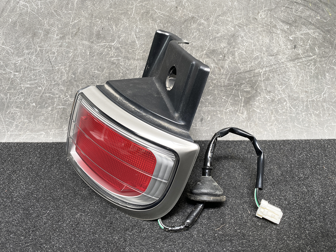 NISSAN ELGRAND E51 Taillight ICHIKOH D006 Right Side x1 - Image 2