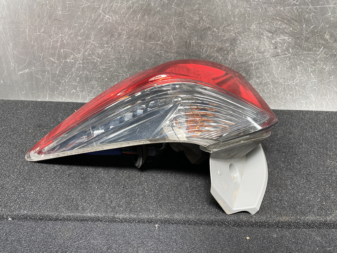 TOYOTA RACTIS NCP120 NSP122 NSP120 Taillight 52-226 Right Side x1 - Image 4