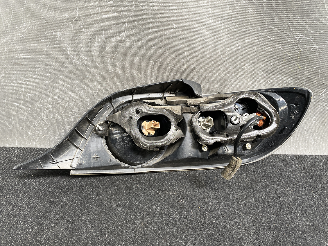 MAZDA RX8 RX-8 SE3P Taillight 220-61009 R Left Side x1 *DAMAGED* - Image 4