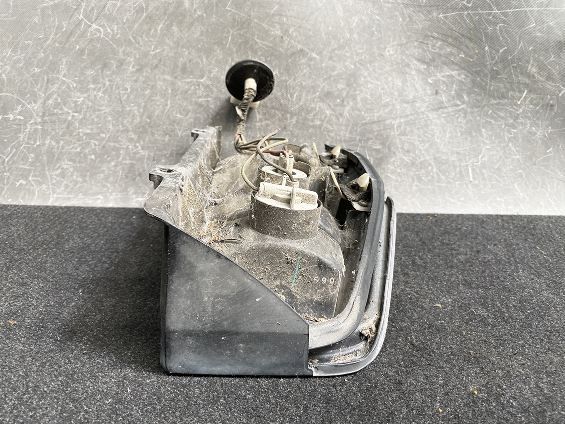 MAZDA Bongo Vanette DELICA SK SE S21 Taillight 220-61471 220-61871 Right Side x1 - Image 4