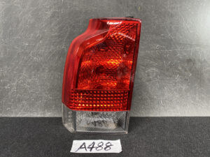 VOLVO V70 XC70 Genuine Taillight 30655379 Left Side x1