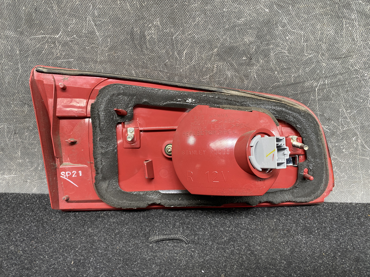 MAZDA 2 DEMIO DY3W DY5W Taillight STANLEY P4420 Right Side x1 *DAMAGED* - Image 2