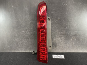 TOYOTA ISIS ANM10 ANM15 ZGM10 Taillight KOITO 44-70 Left Side x1