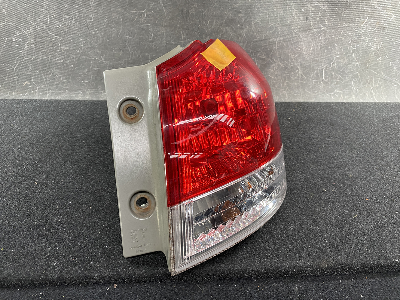 TOYOTA WISH ZGE20 Taillight ICHIKOH 68-17 Right Side x1*DAMAGED* - Image 2